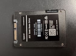 Dysk SSD Apacer 2.5 cala model AP120GAS350 leżący na ciemnym tle.