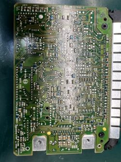 Płyta drukowana z układami scalonymi i elementami elektronicznymi.