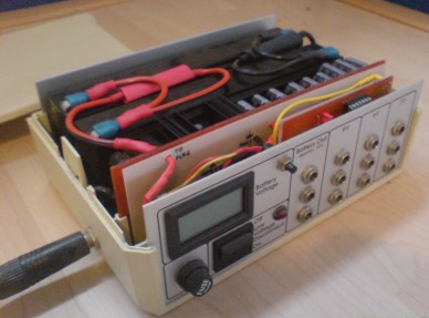 Słoneczna ładowarka do akumulatorów ołowiowych.