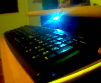 Jakie napięcie występuje na stykach portu USB i czy można podłączyć diodę LED?
