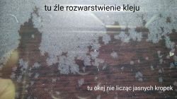 Zbliżenie na szybę z siatką i objawami rozwarstwionego kleju między warstwami