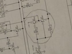 Fragment schematu z dwoma tranzystorami 2N2907 i 2N2222 w układzie przełączającym