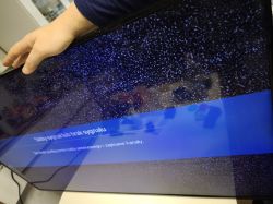 Telewizor z zakłóceniami obrazu i komunikatem „Słaby sygnał lub brak sygnału”