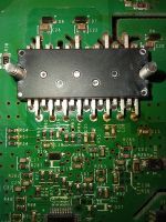 Układ scalony na zielonej płytce drukowanej z różnymi elementami elektronicznymi.