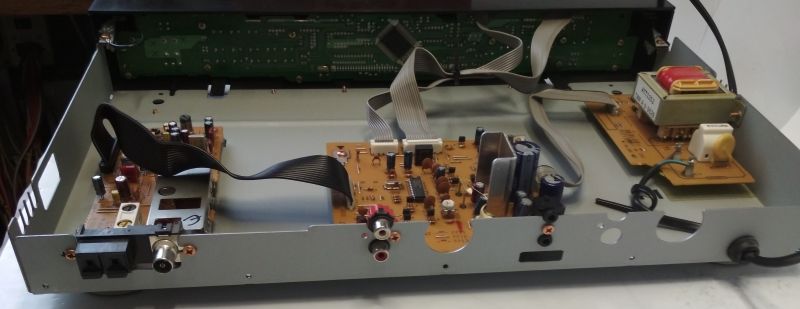 Tuner radiowy Pioneer F-204RDS, wnętrze oraz naprawa - przerywajacy sygnał FM