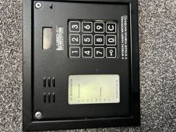 Panel domofonu Cyfral Smart 5P z klawiaturą numeryczną.
