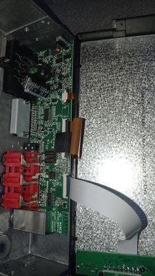 Leiterplatte mit elektronischen Bauteilen im Inneren eines Geräts.