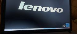 Ekran startowy laptopa Lenovo z komunikatem Please Wait...