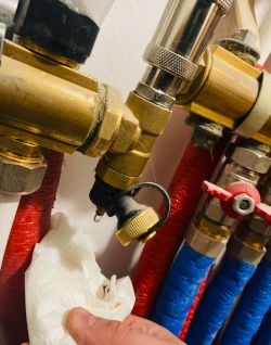 Cieknący zawór przy powrocie. Instalacja ogrzewania podlogowego Cieknący zawór przy powrocie. Instalacja ogrzewania podlogowego