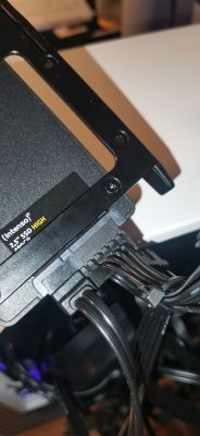 Zdjęcie dysku SSD 2.5 Intenso z podłączonymi kablami zasilania i danych.