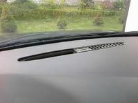 Jak wyciągnąć plastik blokujący klapkę nawiewu w Golf 4 1.6 SR 1999?