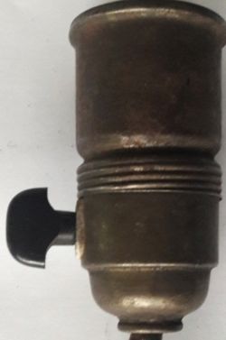 Oprawka żarówki E27 z łącznikiem z czasów PRL - luz łącznika, renowacja lampy