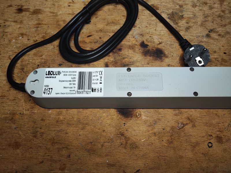 Przedłużacz/listwa 2m 4 gniazda i 3 USB za 35 zł o tajemniczej wydajności prądowej