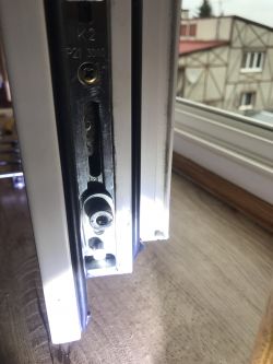 Gdzie znaleźć okucia do uchylnego okna z lat 90?