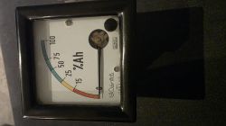 Analogowy miernik procentowej pojemności Ah marki Lumel, model MNB-17/24V