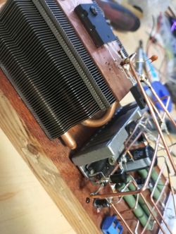 Amatorski wzmacniacz audio z elementami elektronicznymi na drewnianej podstawie