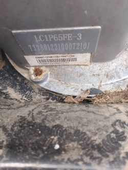 Zbliżenie tabliczki znamionowej na obudowie silnika z numerem LC1P65FE-3 i kodem kreskowym