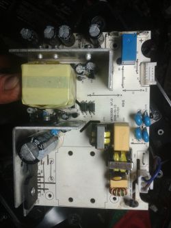 Yato YT-8301 - uszkodzony elektroniczny prostownik "automatyczny" Yato YT-8301 - uszkodzony elektroniczny prostownik "automatyczny"