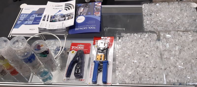 Stół wystawowy z narzędziami sieciowymi i katalogami.