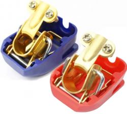 Zimowe ręczne wspomaganie akumulatora samochodowego.