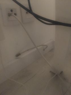 Wystający przewód koncentryczny w nowym mieszkaniu - pytanie o przeznaczenie