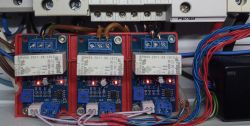 Układ elektroniczny w skrzynce rozdzielczej z przekaźnikami i okablowaniem.