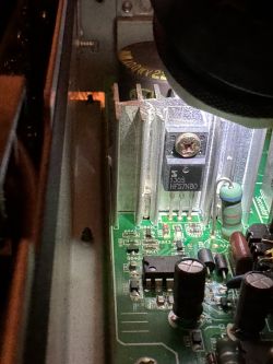 Zbliżenie na układ elektroniczny z oznaczeniem tranzystora HFS7N80.