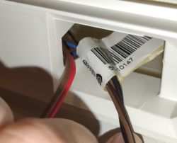 Wyzwala różnicówkę w zależności od polaryzacji