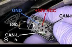 Zbliżenie na złącze samochodowe OBD z oznaczonymi pinami GND, +12V ACC, CAN-H i CAN-L.