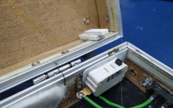Wnętrze prowizorycznej komory kasującej z elementami elektronicznymi.
