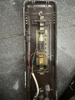 Wnętrze urządzenia elektrycznego z przewodami i elementami metalowymi.