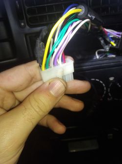 Podłączenie separatora antenowego do samochodu: wybór przewodu +12V - żółty czy czerwony?