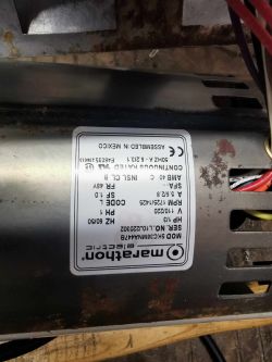 Silnik elektryczny z tabliczką znamionową.
