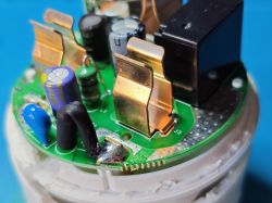Inside the Sonoff S60TPG Plug – PCB and Power Contacts Close-up of the inside of a Sonoff S60TPG smart plug, showing the PCB, power contacts, and electronic components.