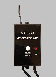 Czarny odbiornik radiowy GE-RCV1 z przyciskiem do nauki i diodą LED.