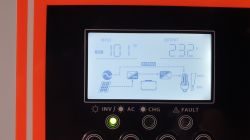 Wyświetlacz inwertera solarny z bieżącymi odczytami wejścia 101W i wyjścia 232V.
