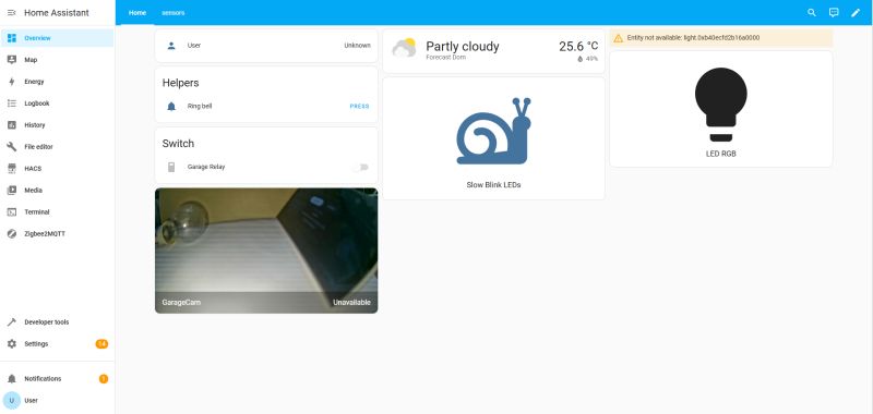Panel główny Home Assistant z widżetami kontroli i podglądu stanu urządzeń