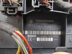 Zbliżenie na sterownik Bordnetz z etykietą Bosch i logo VW/Audi.