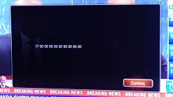 Telewizor z błędem 17 na ekranie i zacienieniem z lewej strony.