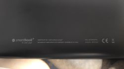 Obudowa tabletu Smartbook S9+ z oznaczeniami producenta Tył obudowy tabletu Smartbook S9+ z logo i opisem technicznym.