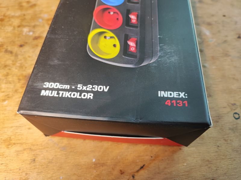 Opakowanie rozgałęźnika Ledlux model 4131 z kolorowymi gniazdami i indeks 4131.