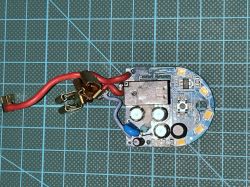 Leiterplatte der GreenSun-Wi-Fi-Leiste mit entfernten Komponenten und sichtbaren LEDs