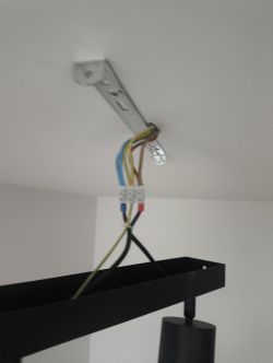 Lampa sufitowa z trzema przewodami podłączonymi do kostki elektrycznej