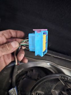 Zdjęcie niebieskiej kostki elektrycznej z kablami w ręce.