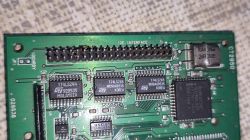 Zbliżenie na zieloną płytkę PCB z podpisem „IDE INTERFACE” i układami 74LS245.