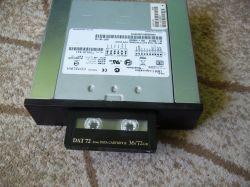 Napęd taśmowy IBM DAT72 z widoczną kasetą 36/72 GB na dywanie