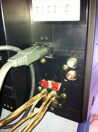 Jak wyciszyć szumy w kolumnach B-W przy podłączeniu do wzmacniacza z wieży?