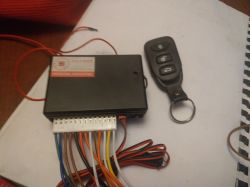 Jak podłączyć centralny zamek i pilot na biurku? Schemat i zdjęcia