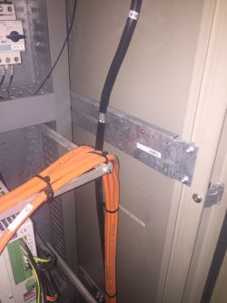 Panel sterowania z wewnętrznymi przewodami elektrycznymi.