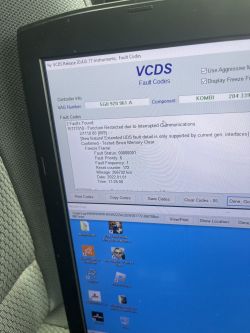 Ekran laptopa z oprogramowaniem VCDS pokazujący kody błędów.